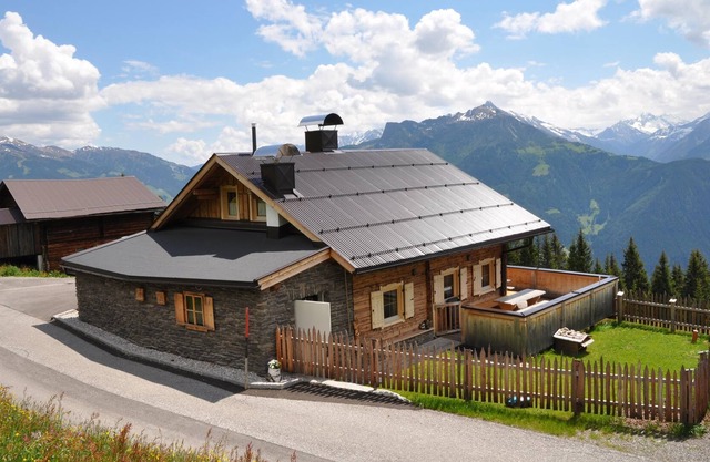 "Berghütte Ahornblick" with WiFi and great mountain view