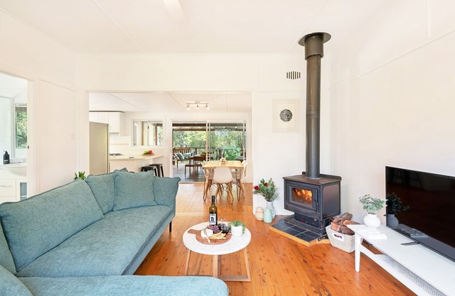 Berry St: Charming Huskisson Central Cottage With Bush Outlook