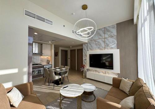 Bespoke Holiday Homes - 3BR with Modern & Stylish Interior in Azizi Riviera