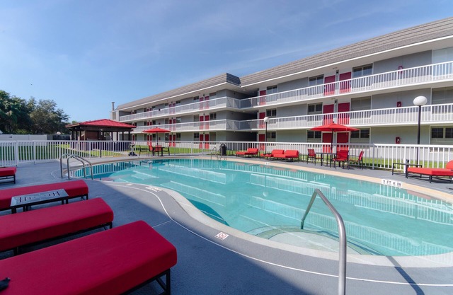 Best Choice! Free Breakfast and Free Parking, Seasonal Pool, Pets Allowed!