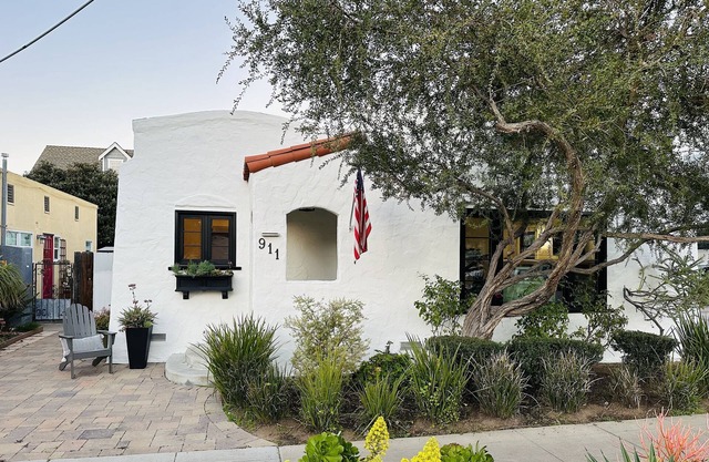 BEST LOCATION EVER !!!! Coronado Village Beach Cottage !!!!