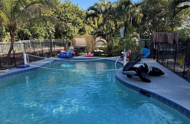 BEST LOCATION, Few min walk, Bike to Deerfield Beach and Pier. one acre property