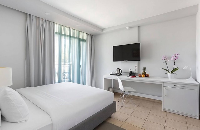 Best Place to Unwind! 2BR Suite w/Swim-up Pool! FREE Parking and Beachfront!