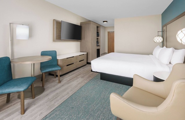 Best Spot For Your Next Trip! Pet-friendly Unit with Pool View, Free Breakfast!