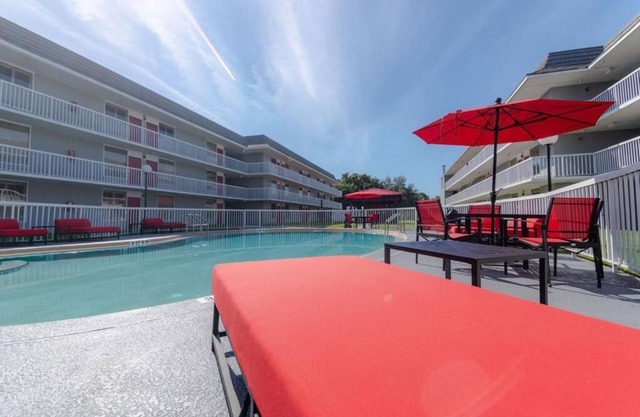 Best Value! Free Breakfast & Parking, Pets Allowed, Seasonal Swimming Pool!
