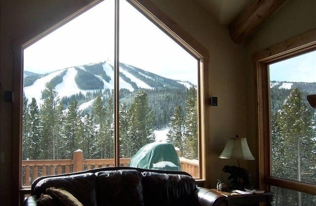 Best Value Luxury Townhome in Lakota across from Ski Resort, Private Hot Tub!