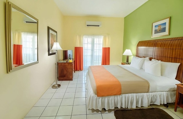 Best Value, Quality Stay! Free Parking, Minutes Away from La Clery Playing Field