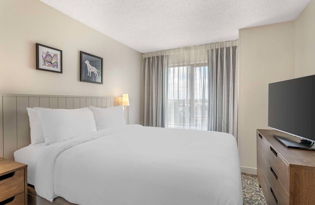 Best Value, Quality Stay! w/Outdoor Pool, Near Elmendorf Lake Park