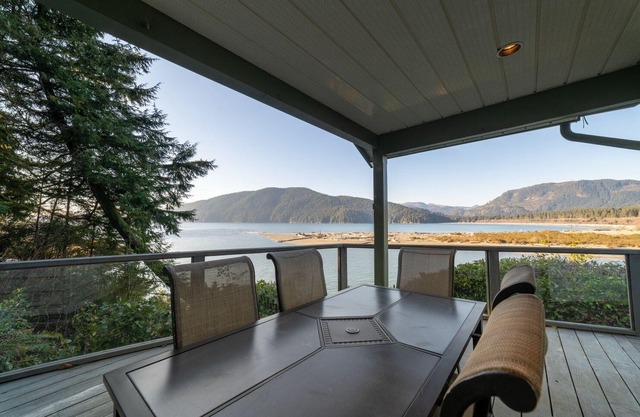 Best View in Port Renfrew! Sauna + Hot Tub + Pet Friendly + Sleep 7