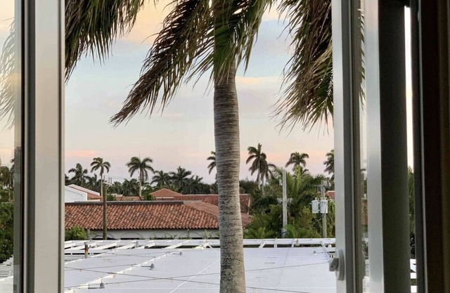 ! Best View with Juliette Balcony View of Breakers! Palm Beach Hotel! Studio