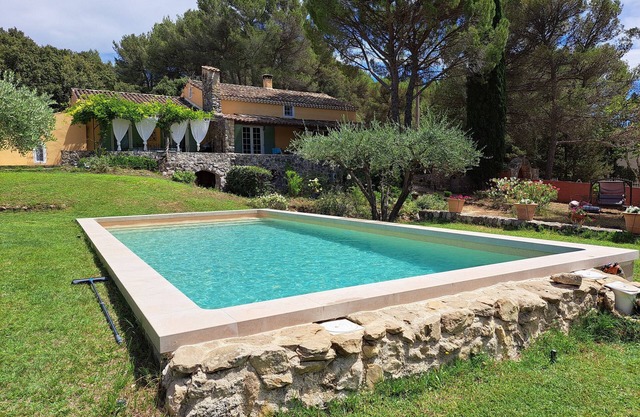 BETWEEN LUBERON AND SAINTE VICTOIRE
