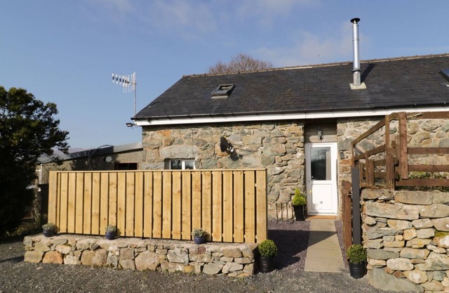 BEUDY ISAF, pet friendly, with open fire in Brithdir
