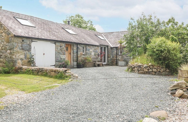 BEUDY'R WENNOL, family friendly, luxury holiday cottage in Groeslon