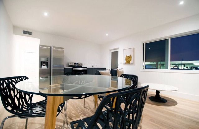 Beutiful apart close to beach & shops w/parking