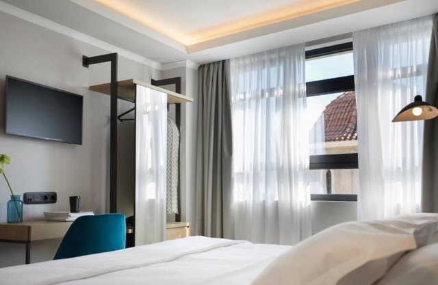 BHA010 - C - Suite Athens