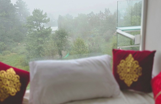 Bhurban Nights - High Floor and huge glass windows with stunning views across