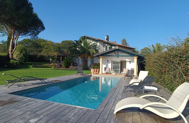 Biarritz-bassussarry :large Villa on Golf Course,8 to 10 People,10min to Beach