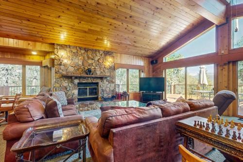 Big Bear 7th Heaven ~ Lakeview Chalet with Hot Tub, Sauna, Grill, Great Deck Views