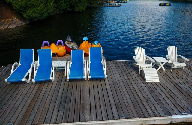 Big Bear Estate, a family dream cottage on the shores of Jack Lake, Ontario.