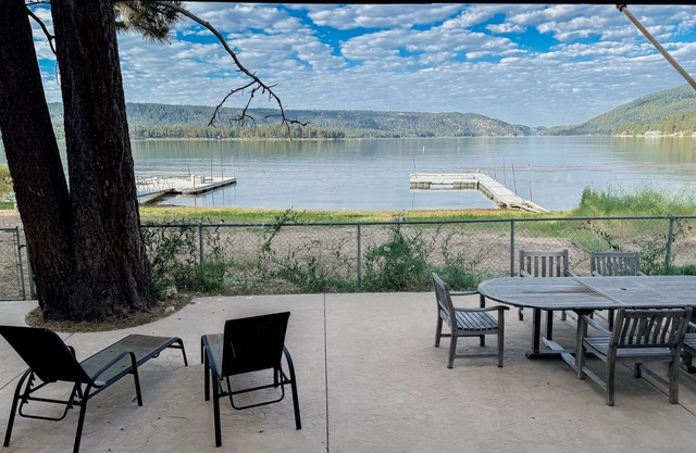 Big Bear Lake Front 4 Bedroom sleeps 8 Boat Dock Jacuzzi 10 minutes to Ski Slope