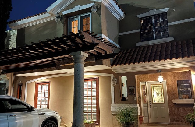 Big cozy house in gated community behind the American Consulate, 10-minute WALK.