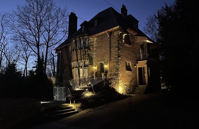 Big Creek Castle Retreat- 5 BR, 1acre next to the Metroparks-5 mi to Cle Airport