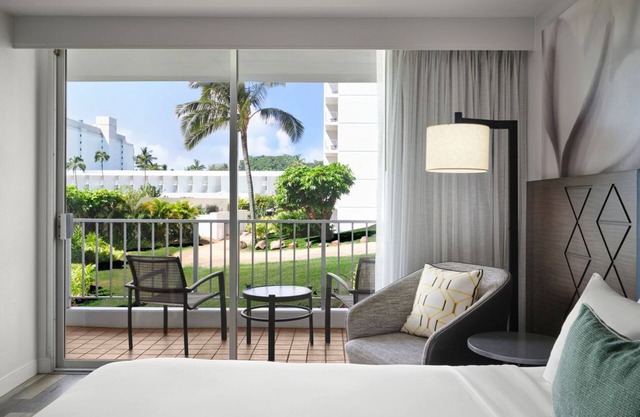 Big Garden View Room w/Private Balcony! Just a short drive to Wailua Falls!