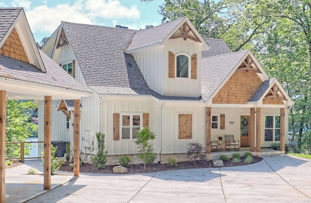 Big Oak Bungalow - by Chatuge Home Concierge Lake house, private dock ,hot tub, ping pong, foosball, fireplace