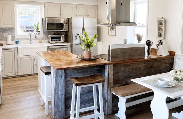 Big Red Farmhouse Living near DT, USC, Ft. J!