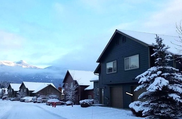 Big Sky Home, Spacious and Clean, with Private Hot Tub, Fireplace and Garage