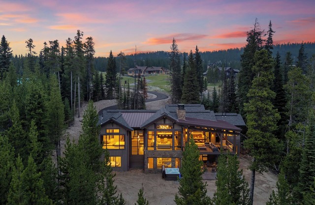 Big Sky Summit Chalet/Ski-In Hot Tub Wi-Fi