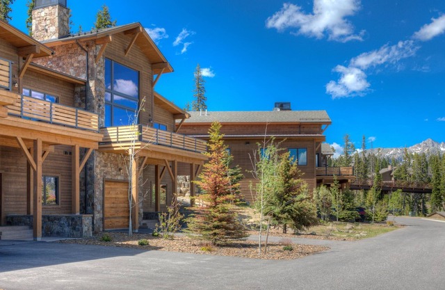 Big Sky Vacation Rentals: Lodgeside 4B