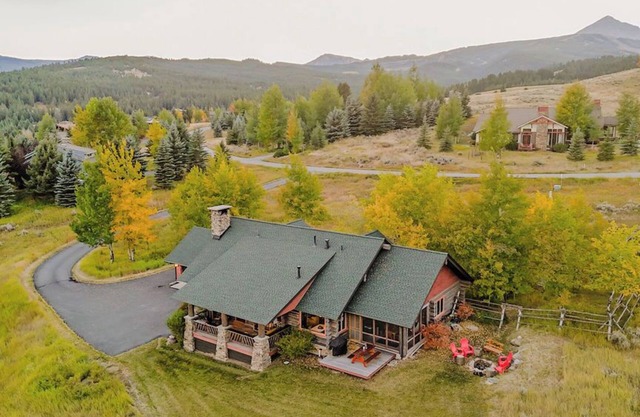 Big Sky Vacation Rentals: Chief Joseph Log Home