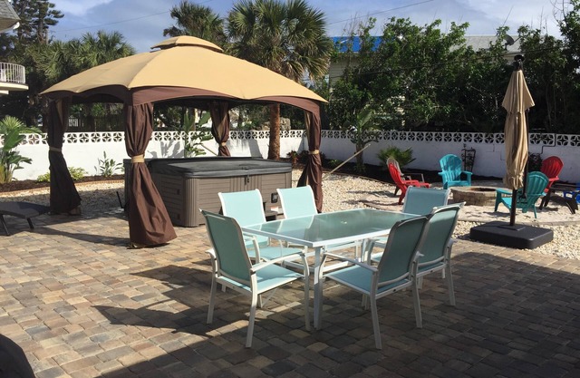 BIG SURF - Very large Beach Home with Hot Tub — 5 Star Rated !