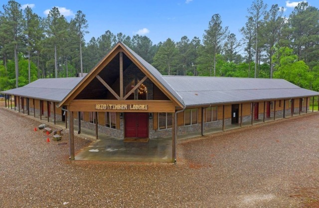 Big Timber Lodge: Spacious Retreat with Pool