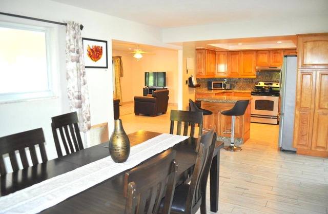 Bike to the beach, walk to restaurants, heated pool, secluded