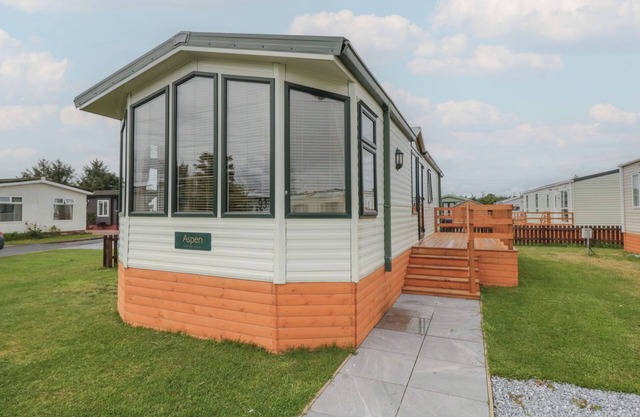 BIRCH, pet friendly, with a garden in Denny