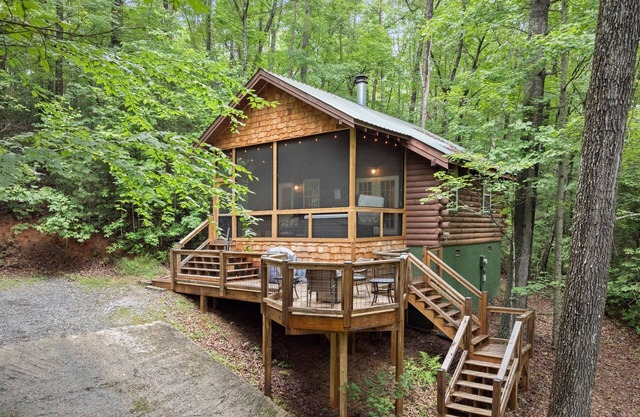 Bird Song Cabin: Romantic - Cozy 1-BR w/WiFi & Hot Tub in Sautee-Nacoochee, GA