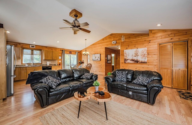 Black Bear Cottage - Cozy 4-Season Cottage w/Hot Tub
