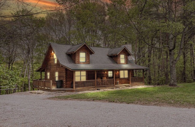 Black Bear Hideaway: A bear-themed cozy and pet friendly lodge in Hocking Hills