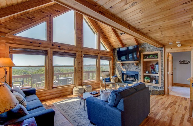 Black Bear Ridge - Pet friendly, stunning views in gated community!