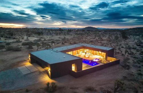 Black C House Modern w pool spa