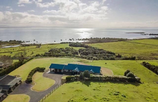 Black Swan Retreat: Luxurious Beachfront House