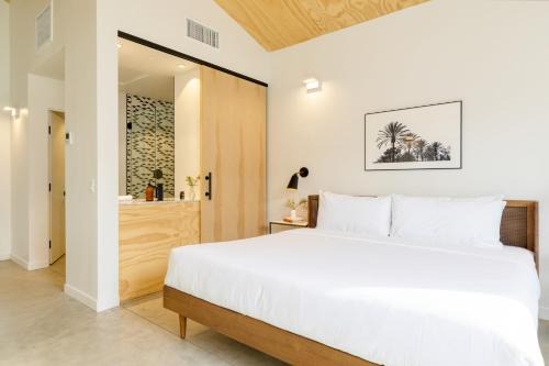 Blackhaus B10 by AvantStay Modern Room Pool