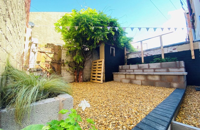 Blackpool - 4 Beds - Sleeps 10 - Pet Friendly