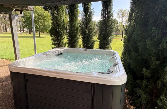 Blaxlands Kangaroo Homestead with Hot Tub walk to Concerts and Wineries