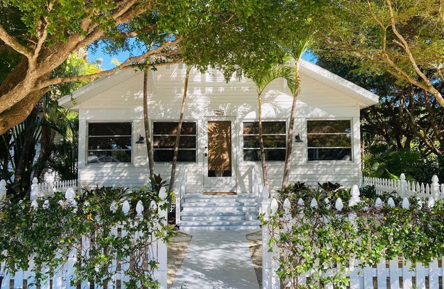 Blissfully Serene Palm Cottage In Town and 2 Blocks from Beach
