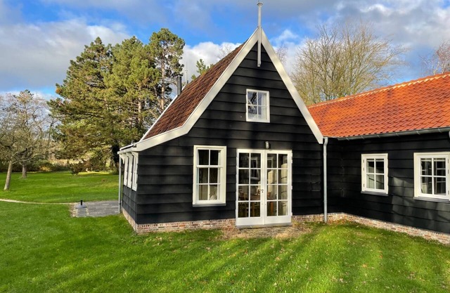 Blooming Cottage - One Bedroom Cottage, Sleeps 2
