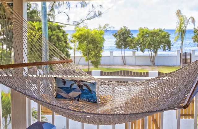 Blue Breeze on Grand Turk - Classic Beach House, Modern Space