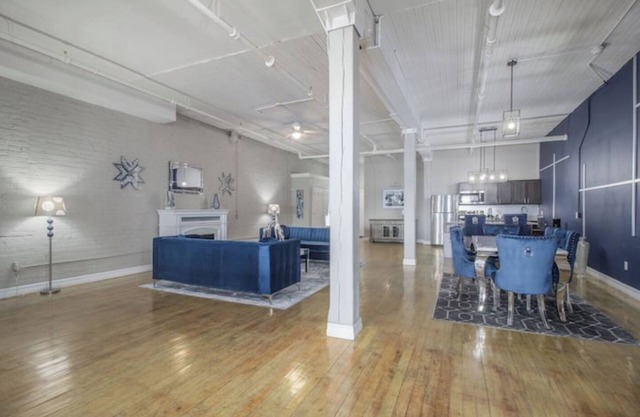 Blue Dream Downtown/POOL TABLE